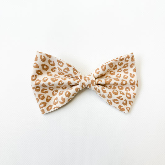 Soft Leopard Dog Bow Tie – Chic Style for Your Fashion-Forward Pup